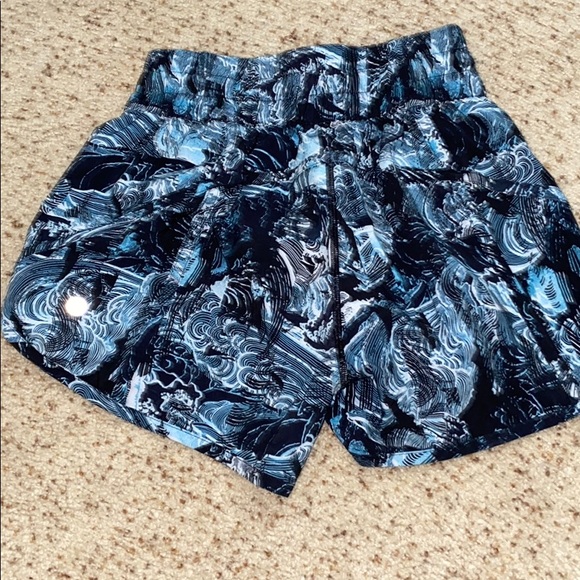 blue/black patterned size 4 tall lululemon shorts - Picture 2 of 3